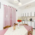 Apartments With Parking Space Trogir - 10337 Apartman Trogir