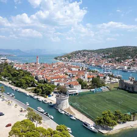 Apartman Apartments With Parking Space Trogir - 10337